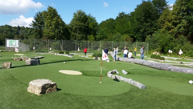 Adventure Minigolf in Stuttgart mit 18 Löchern oder 18 Bahnen, 18 Löcher mit unterschiedlichen Modellierungen und Hindernissen warten auf dich!