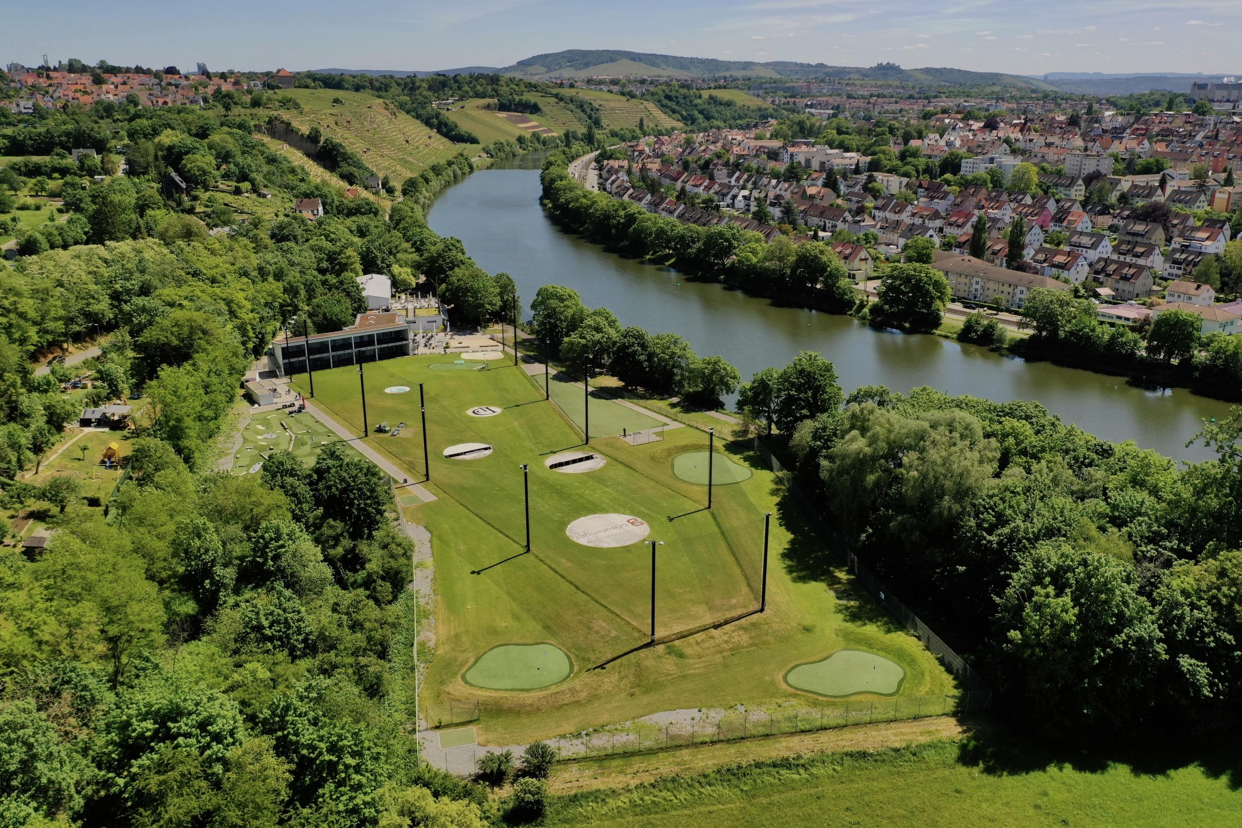 Übersicht über die Golfübungsanlage in Stuttgart mit Driving Range, Kurzplatz, Putting, Adventure Minigolf die das ganze Jahr über geöffnet hat und direkt am Neckar liegt